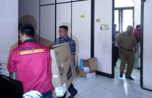 Menpora Ngecat Rumah  Warga di Batumerah  TERASMALUKU COM 