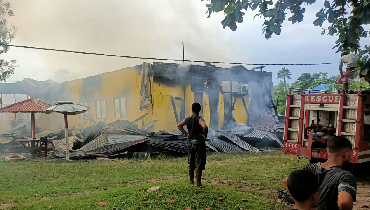 Kantor Disdikbud Kabupaten Buru Ludes Terbakar