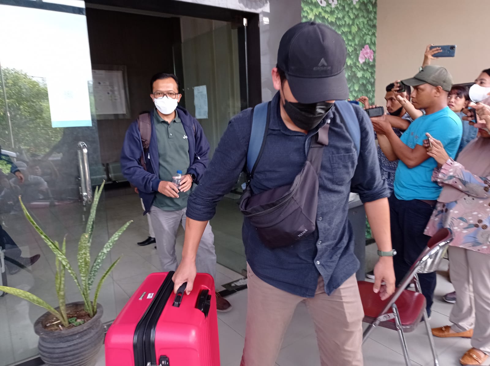 Tim penyedik KPK keluar dari kantor dinas PUPR Kota Ambon dengan membawa 3 koper